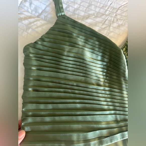 Abercrombie & Fitch Green Fitted Pleated Crop Tank Top - Picture 2 of 9